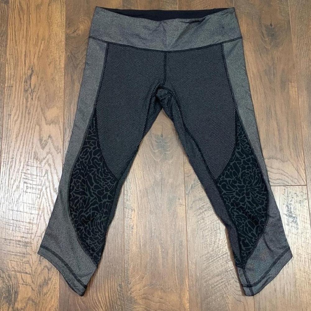 🍋🍋Lululemon leggings in grey  and black
Euc
 Size 2